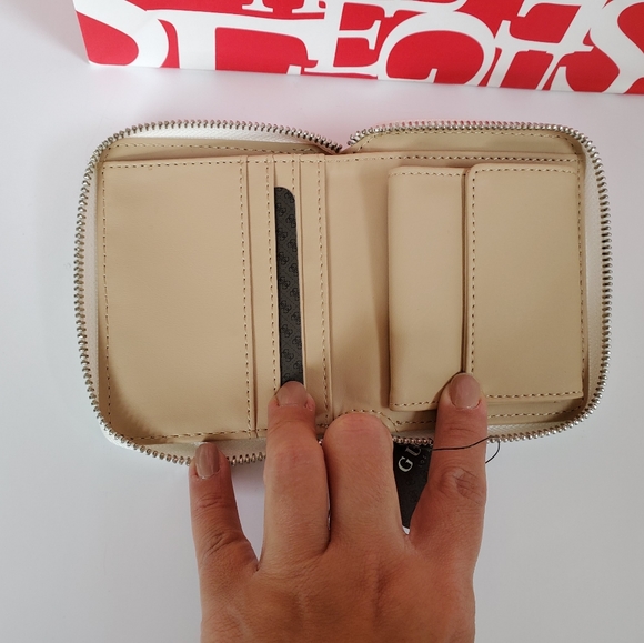 New Guess Wallet - Picture 5 of 6